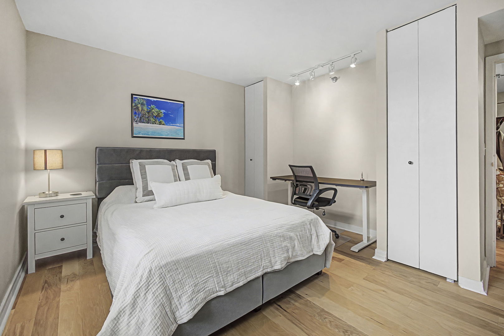 401 East Ontario Street, Unit 3102 Chicago, IL 60611 - Photo 22 of 29 a bedroom with a bed and a night stand