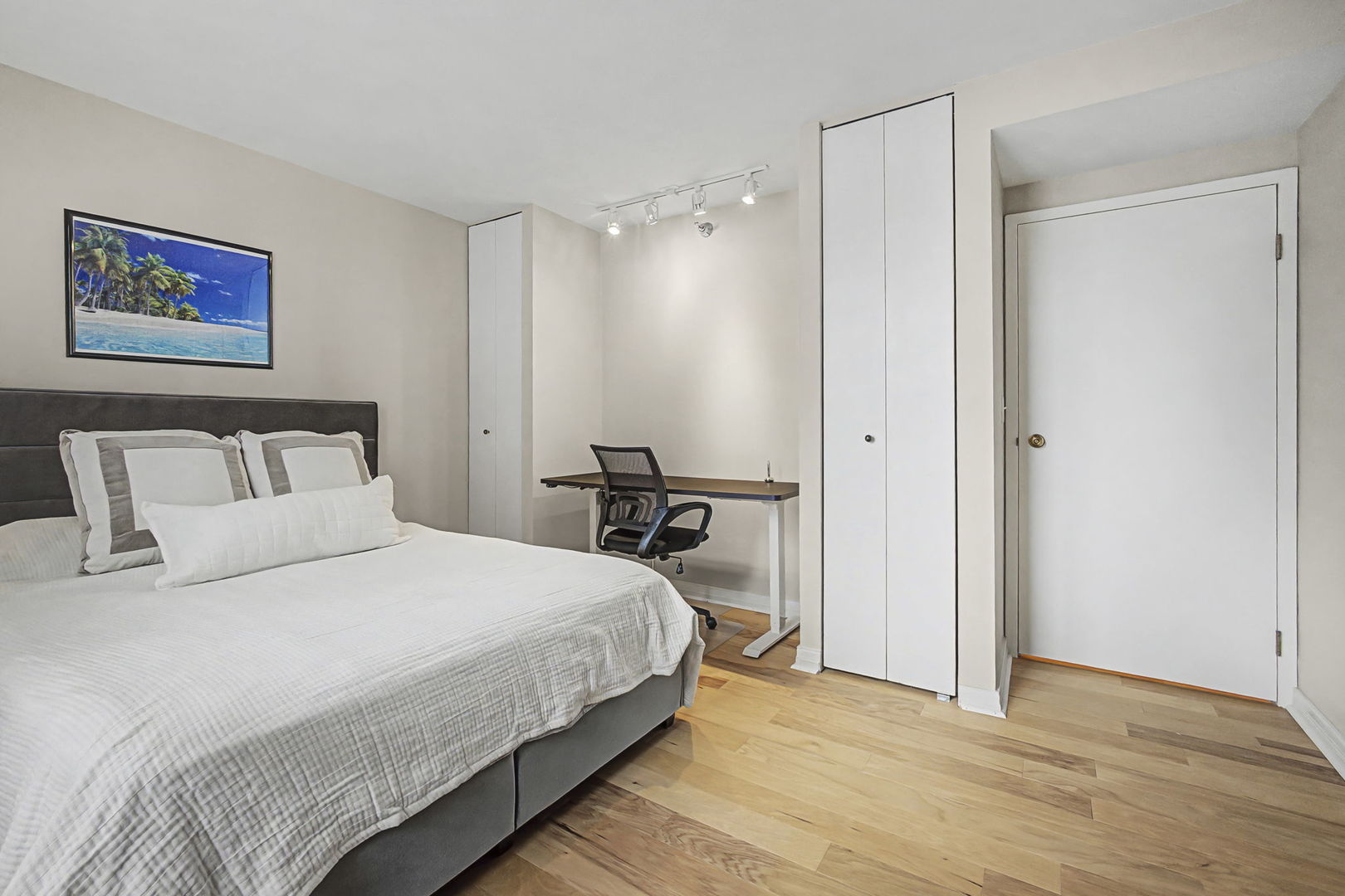401 East Ontario Street, Unit 3102 Chicago, IL 60611 - Photo 23 of 29 a bedroom with a bed and a table