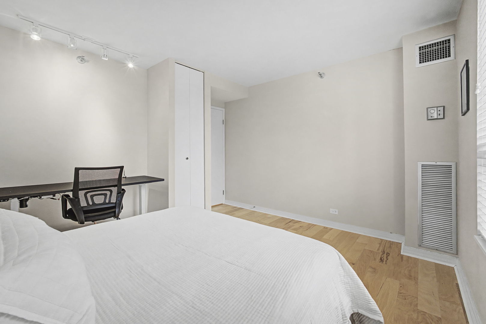 401 East Ontario Street, Unit 3102 Chicago, IL 60611 - Photo 24 of 29 a bedroom with a bed and a night stand
