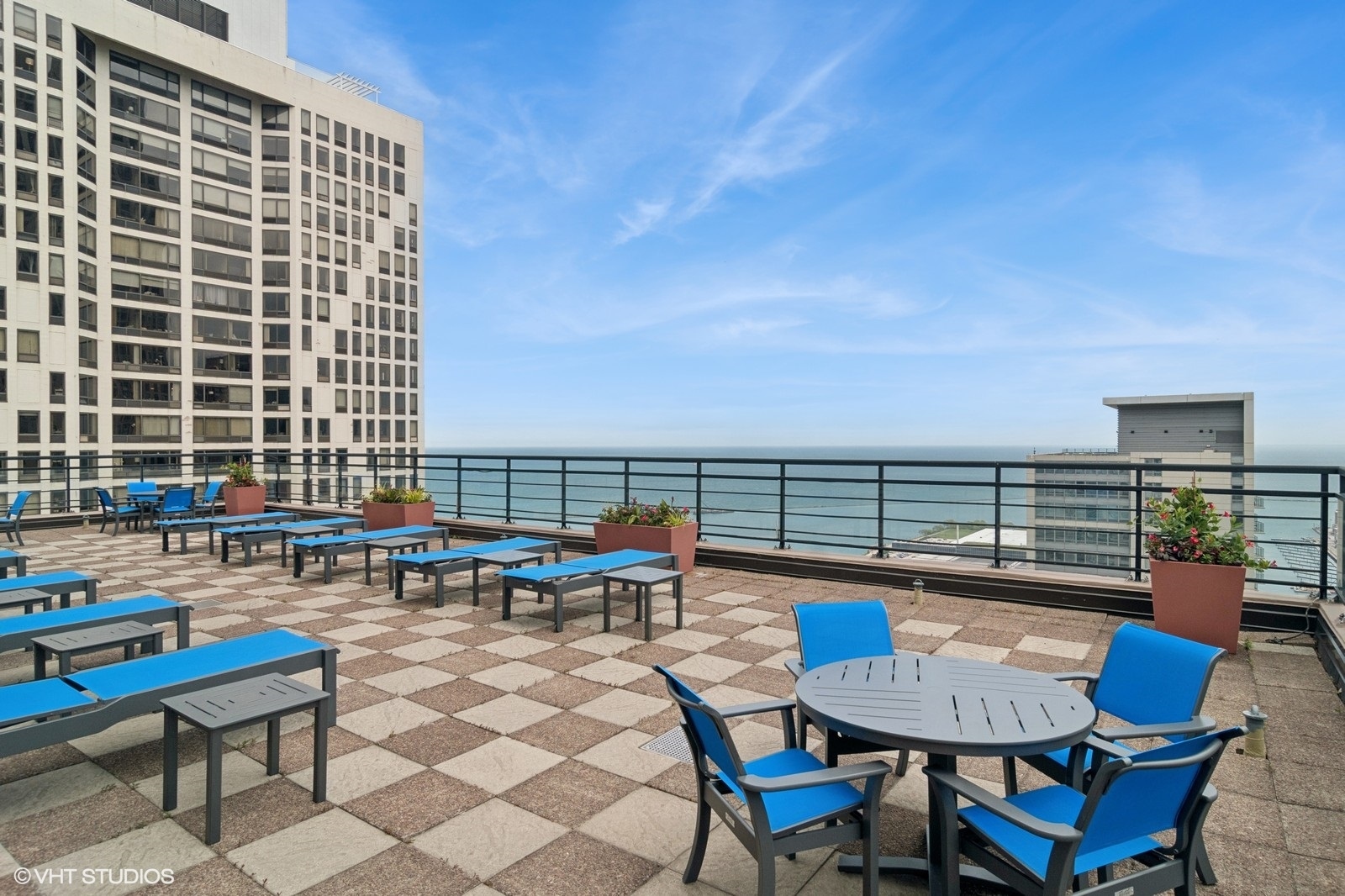 401 East Ontario Street, Unit 3102 Chicago, IL 60611 - Photo 26 of 29 a roof deck with a table and chairs