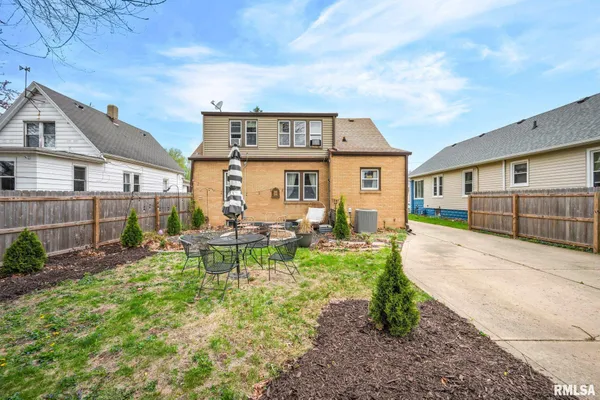 $179,900 | 2020 West Ayres Avenue, West Peoria, IL 61604