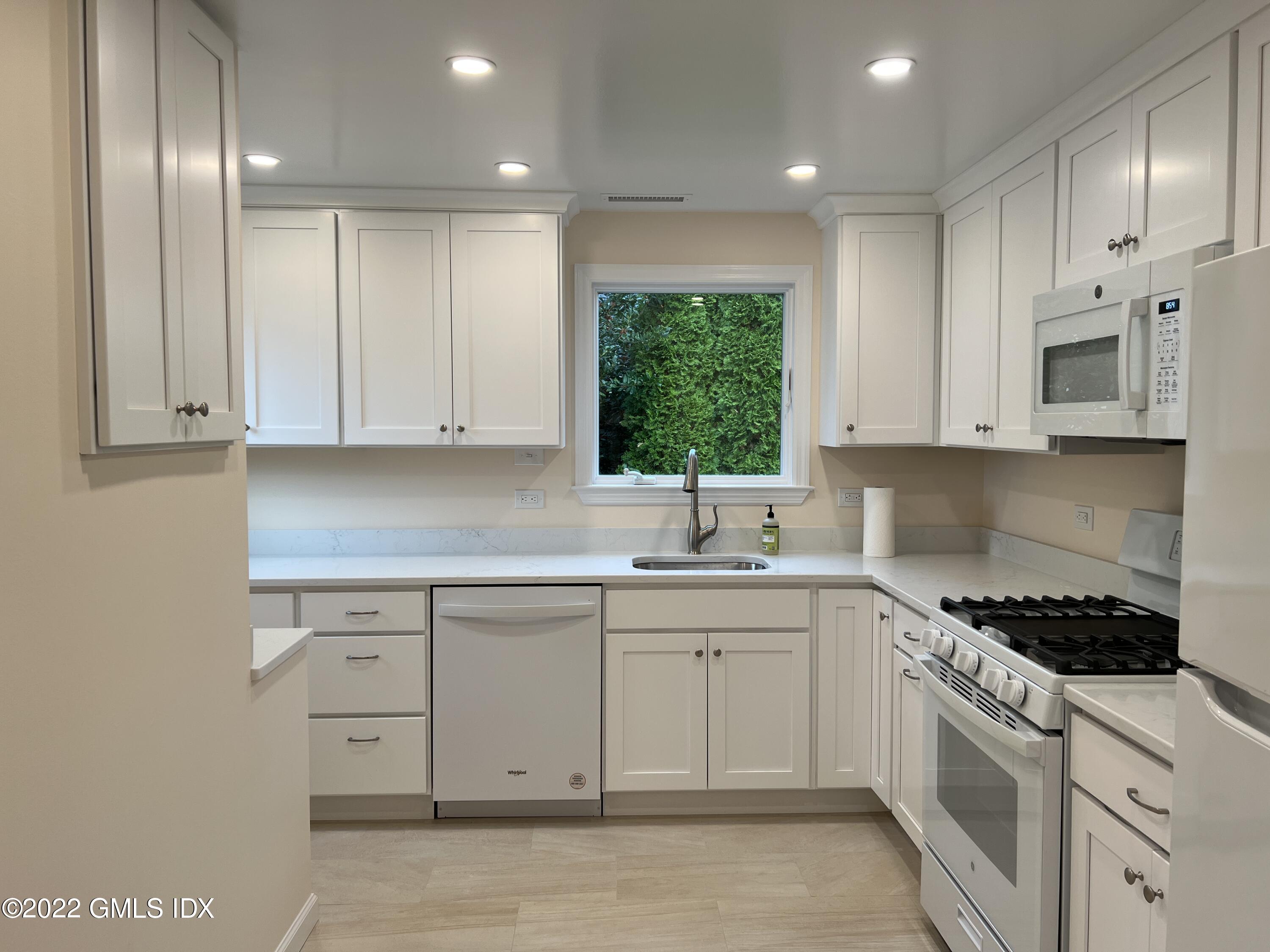 8 Smith Street, Unit 2 Greenwich, CT 06830 - Photo 7 of 19 IMG_0888