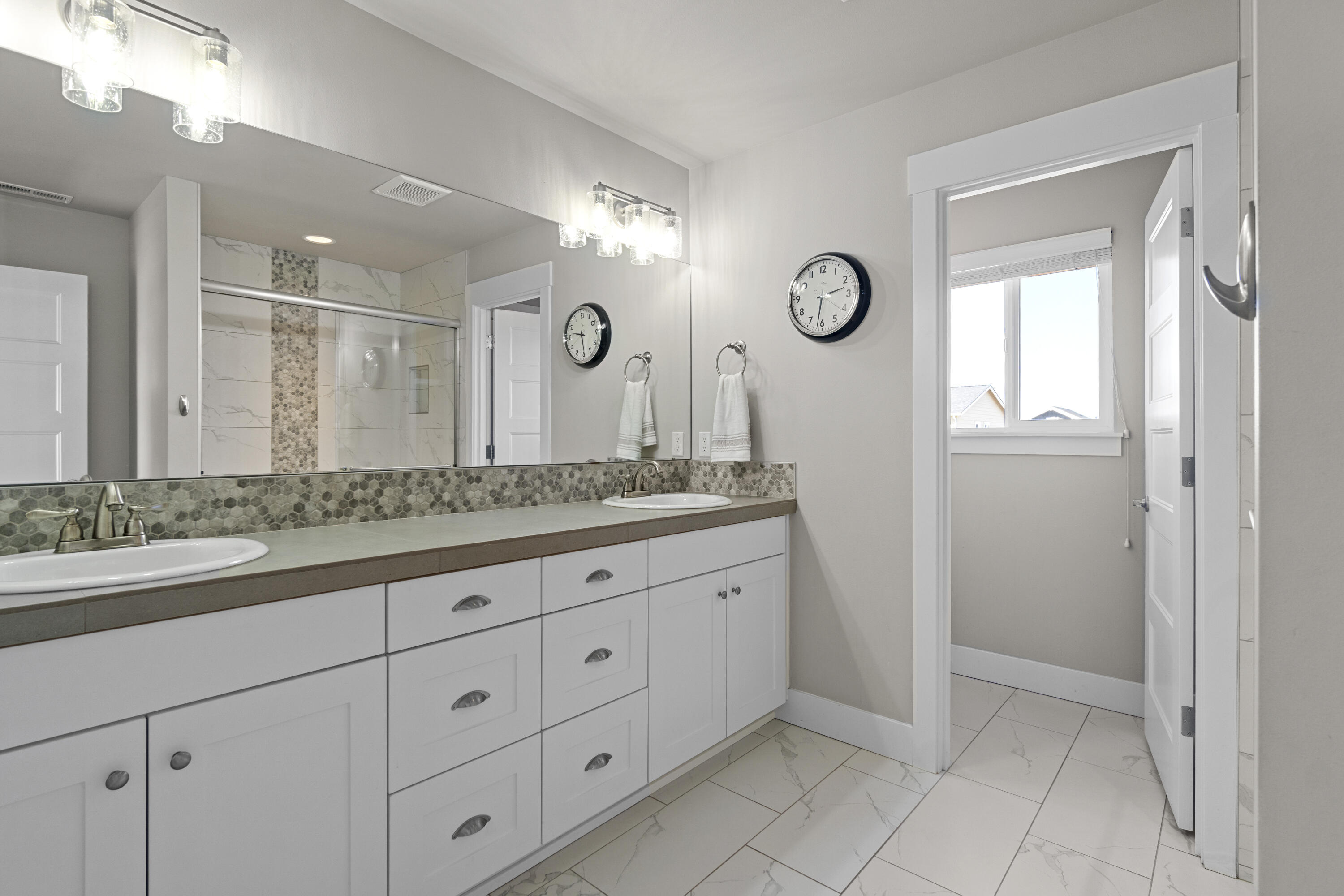 20778 Kilbourne Loop Bend, OR 97701 - Photo 20 of 39 Primary bathroom