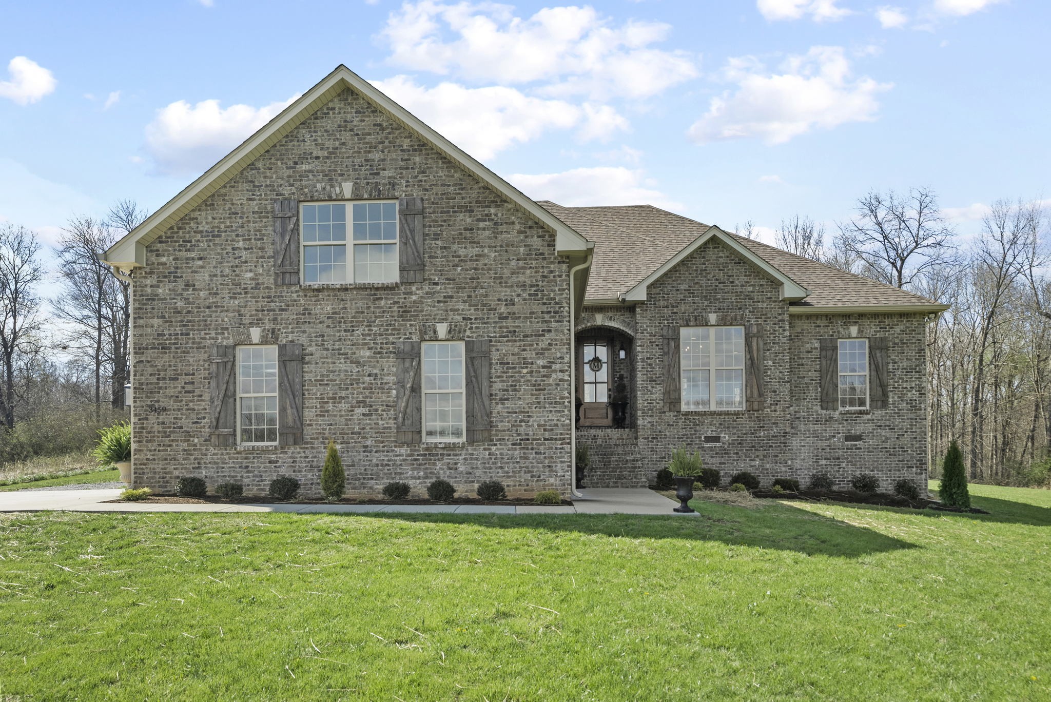 3459 Thompson Road Springfield, TN 37172 - Photo 2 of 39 a front view of a house with a garden