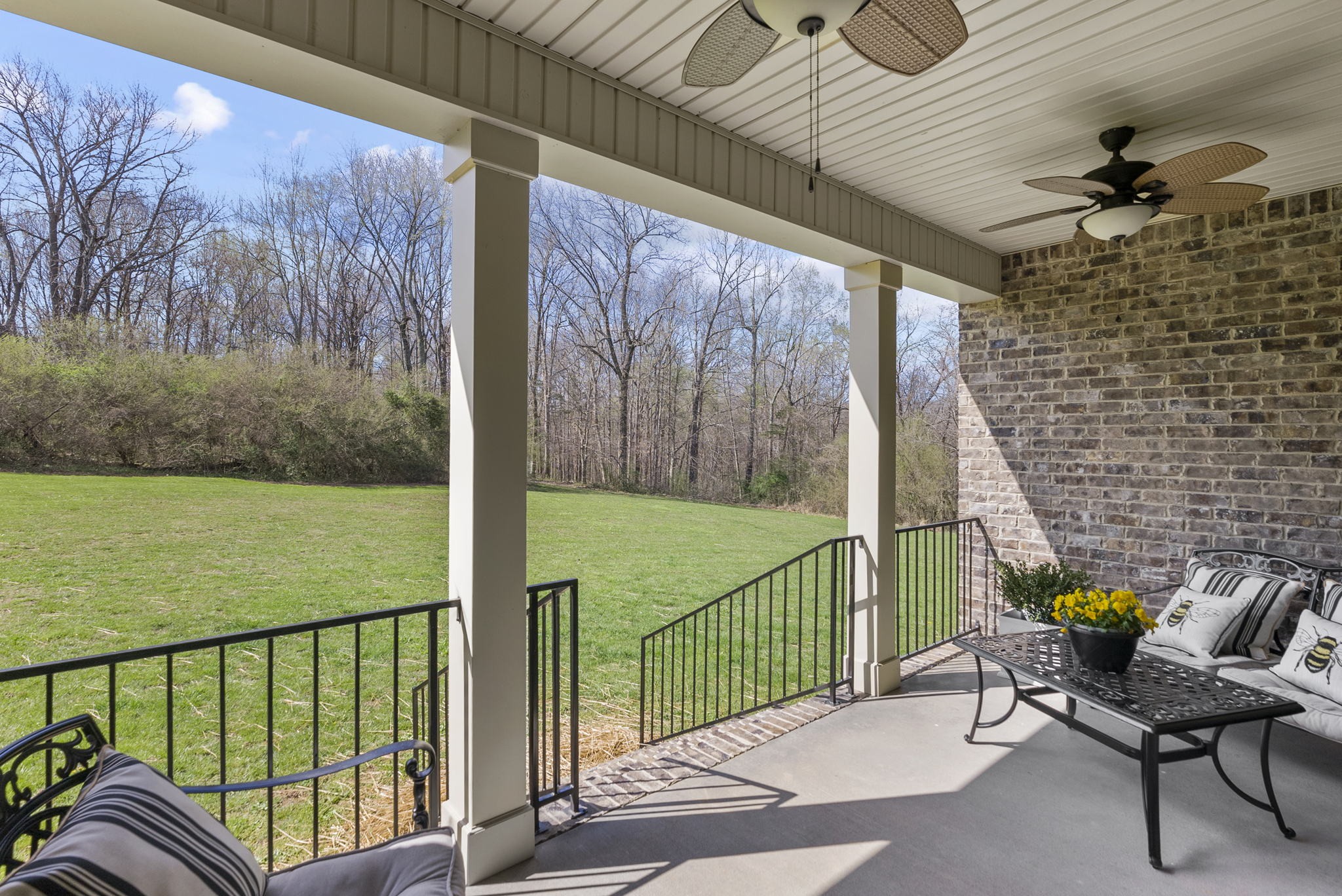 3459 Thompson Road Springfield, TN 37172 - Photo 36 of 39 a view of a chair in the balcony
