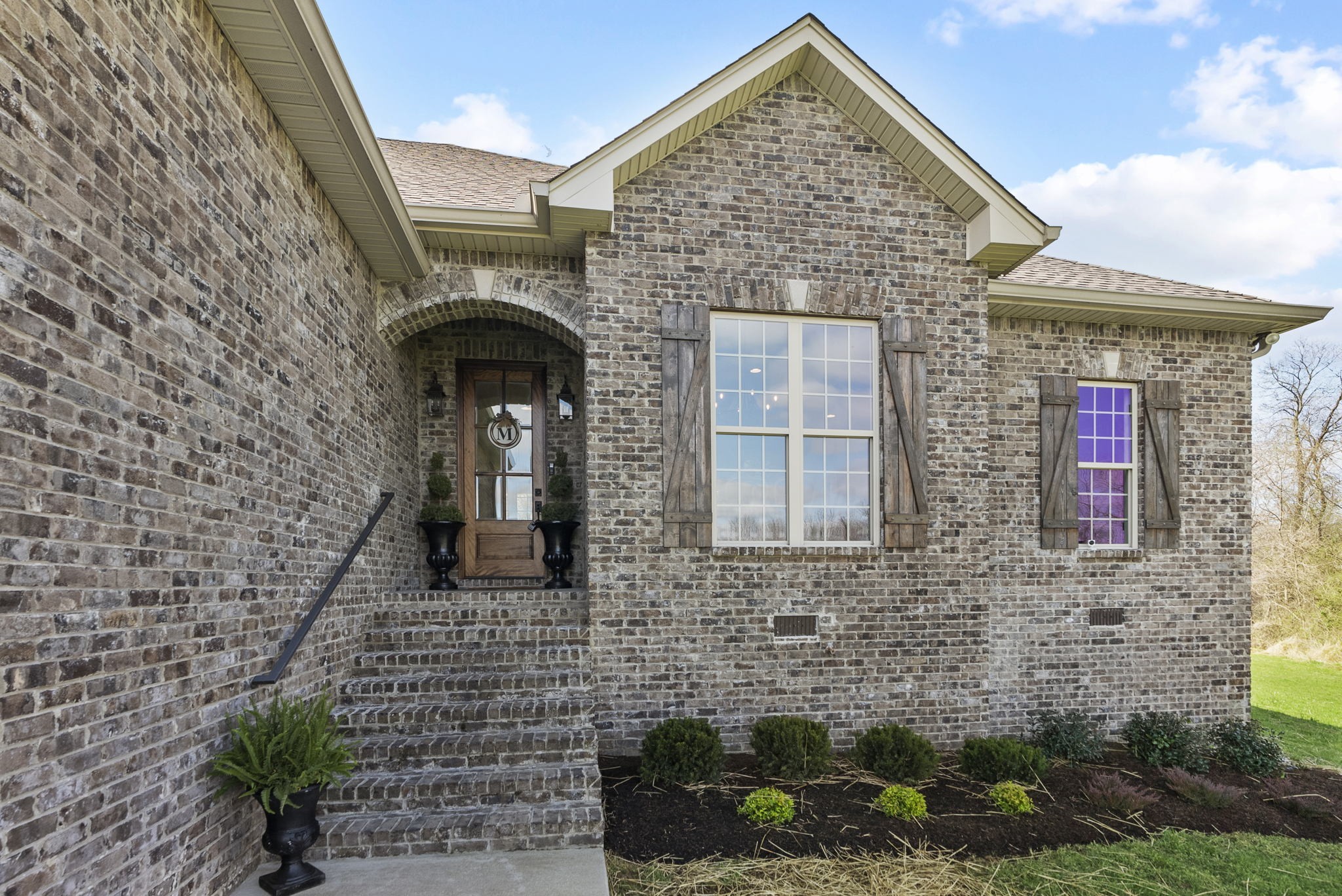3459 Thompson Road Springfield, TN 37172 - Photo 7 of 39 a front view of a house with plants