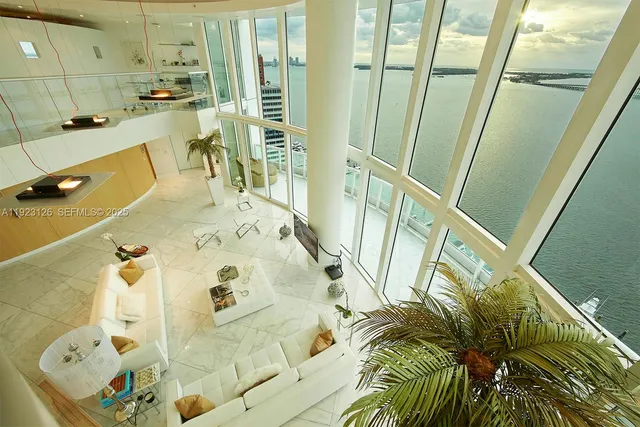 a bath room with a bathtub