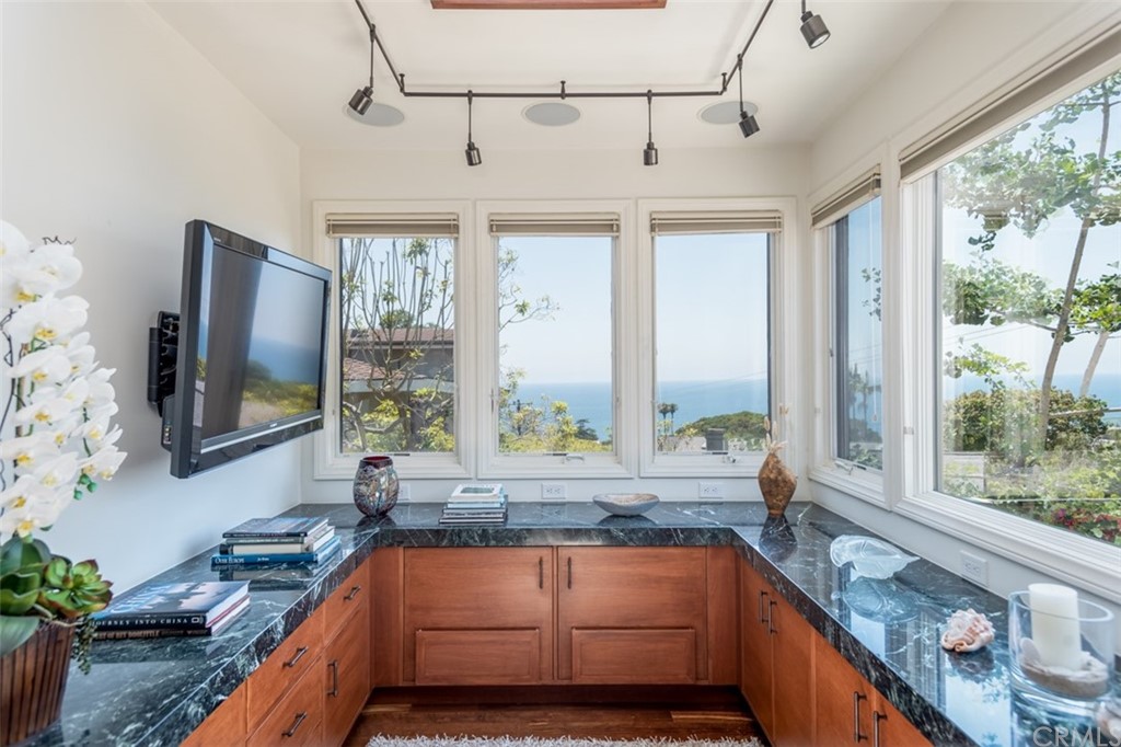 2025 Crestview Drive Laguna Beach, CA 92651 - Photo 22 of 27