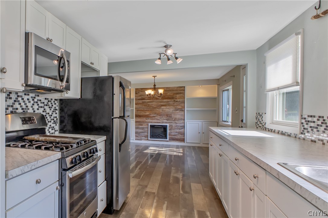 125 Circle Road Salina, NY 13212 - Photo 13 of 39 Lovely modern kitchen with plenty of cupboard space.