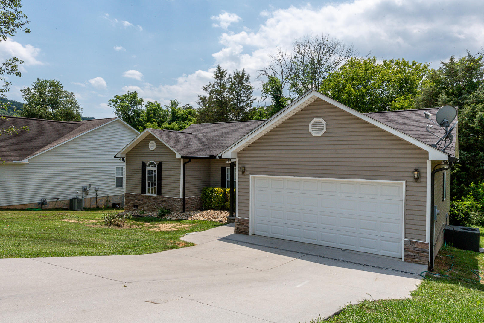 134 Flagstone Way Clinton, TN 37716 - Photo 2 of 26 DSC_8560