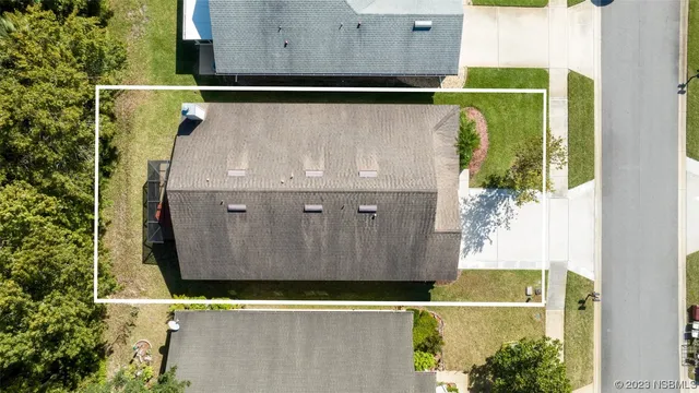 a view of an outdoor sitting area with a small yard