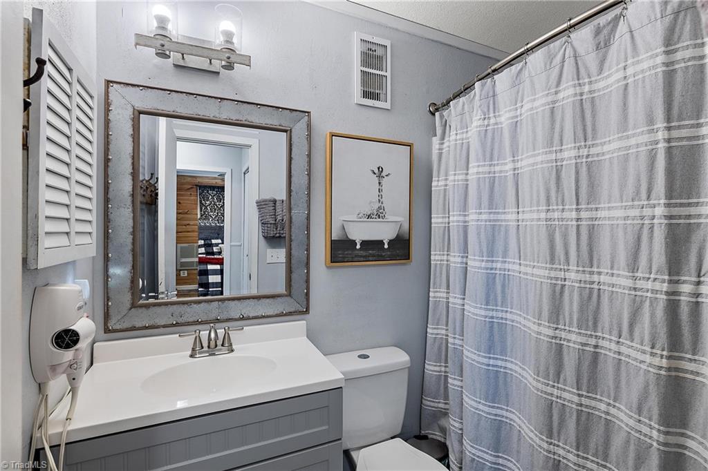 301 Pinnacle Inn Road, Unit 3302 Beech Mountain, NC 28604 - Photo 11 of 44 Updated Bathroom