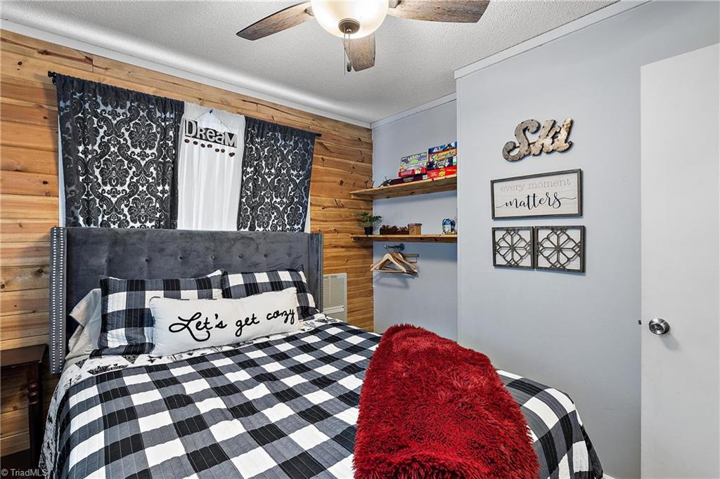 301 Pinnacle Inn Road, Unit 3302 Beech Mountain, NC 28604 - Photo 9 of 44 Queen Size Bed