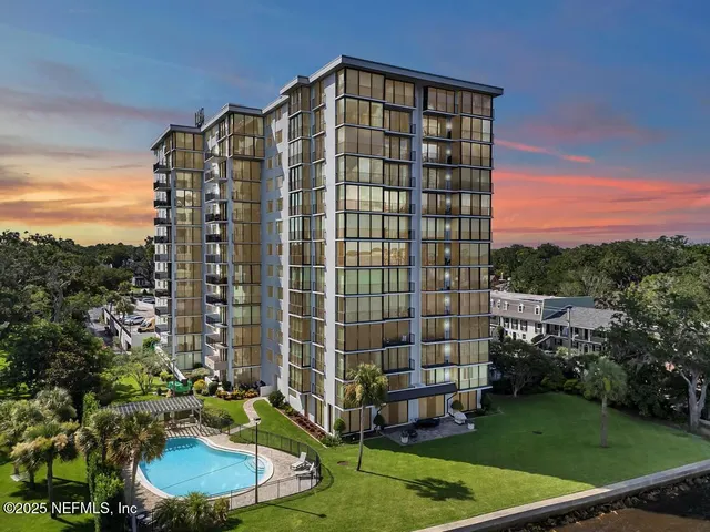 a view of entryway with a front door