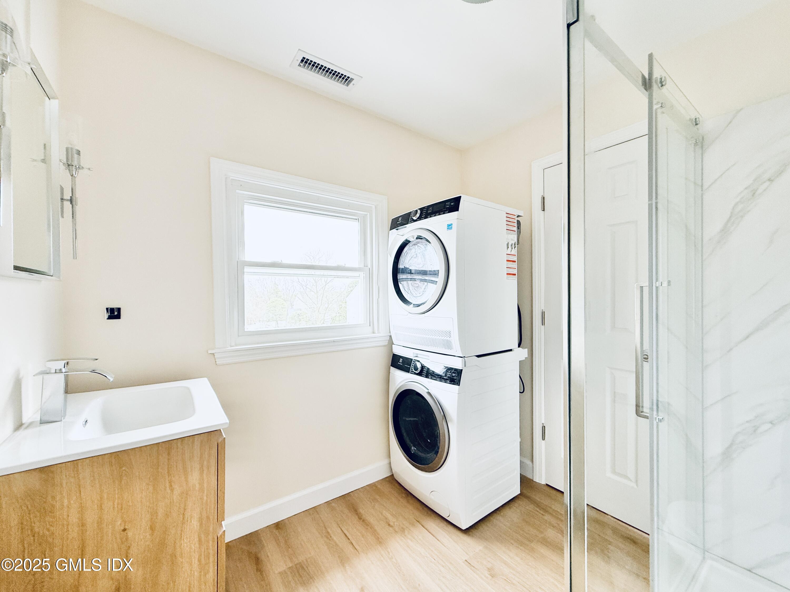 237 Hamilton Avenue, Unit 2 Greenwich, CT 06830 - Photo 14 of 20 a utility room with dryer and washer