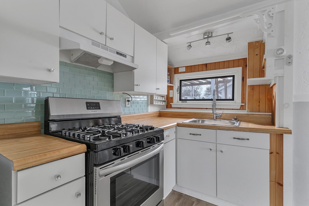 10 R Barnes Street Wareham, MA 02571 - Photo 2 of 21