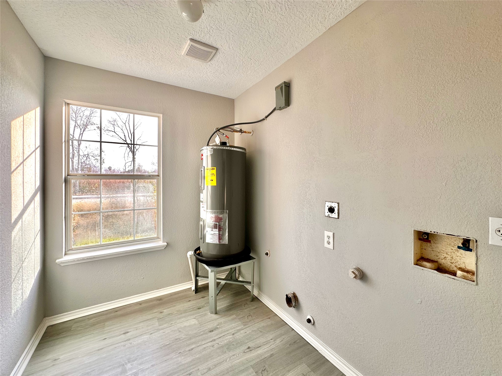 15134 Alkay Street Houston, TX 77053 - Photo 22 of 25 a living room with furniture and a window