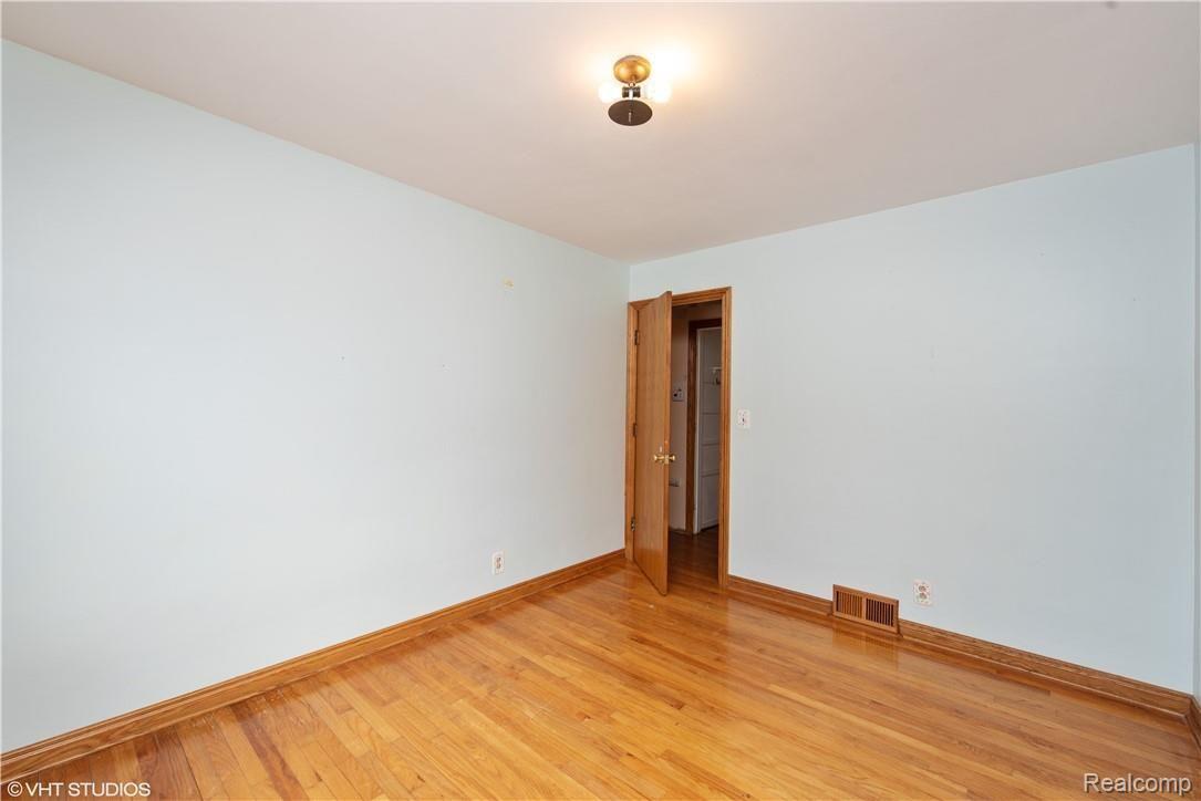 6876 Meadowlake Road Bloomfield Hills, MI 48301 - Photo 13 of 24 13_6876MEADOWLAKERD_2013_HiRes.jpg