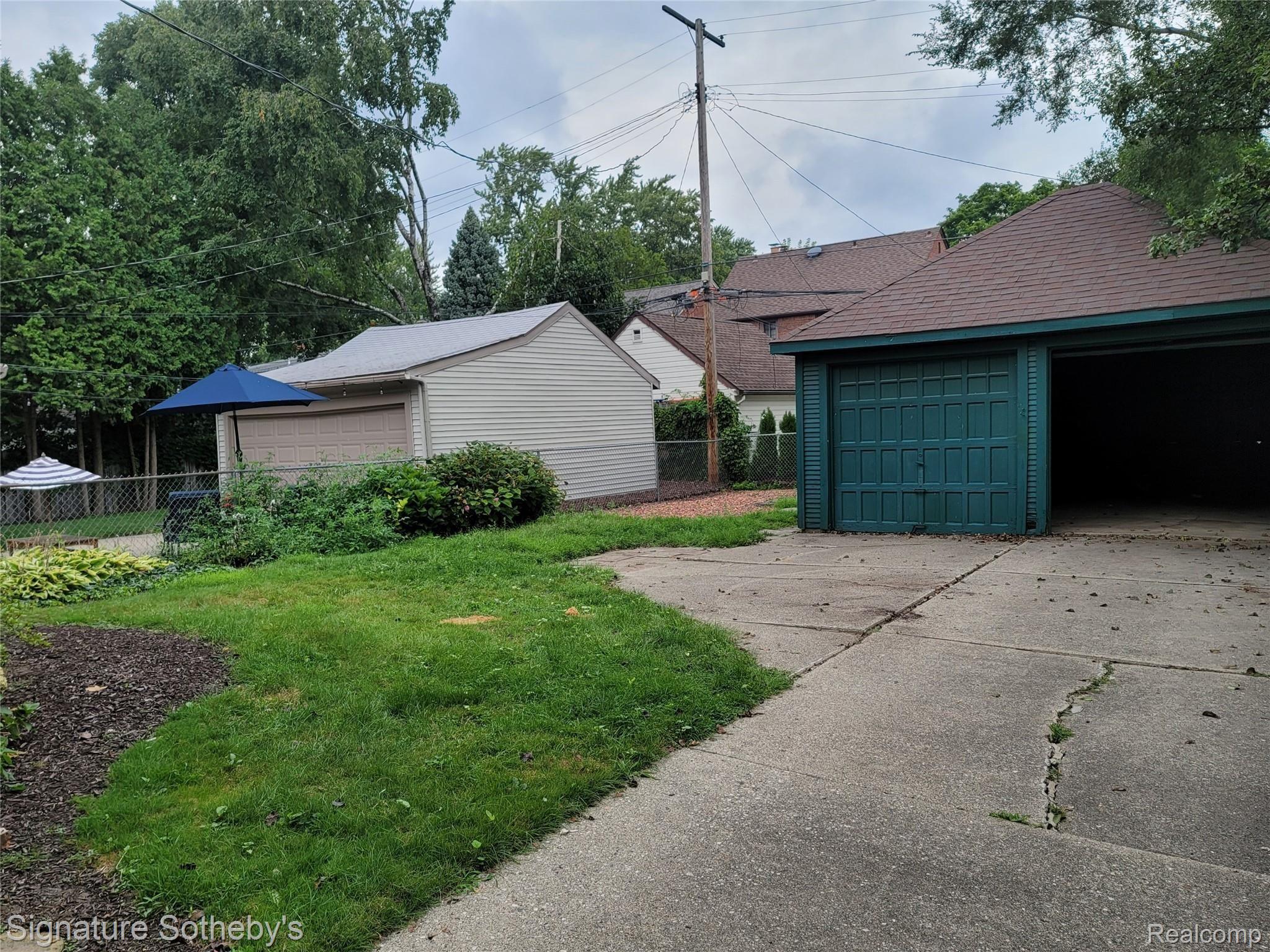 266 Moran Road Grosse Pointe, MI 48236 - Photo 4 of 20 20200825_092553.jpg