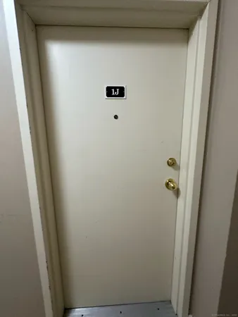 $1,100 | 1660 East Main Street, Unit 1B, Waterbury, CT 06705