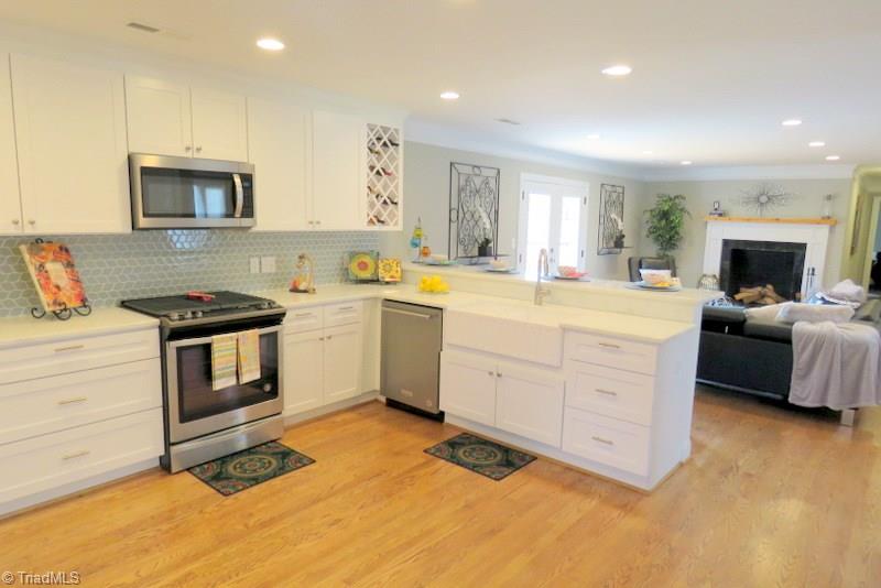 8529 Lasater Road Clemmons, NC 27012 - Photo 8 of 30 Tons of cabinets and counter space. Perfect Kitchen for Entertaining.
