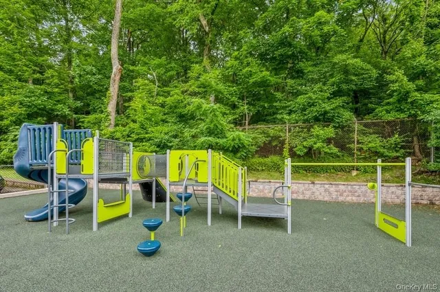 $3,700 | 372 Central Park Avenue, Unit 2E, Scarsdale, NY 10583