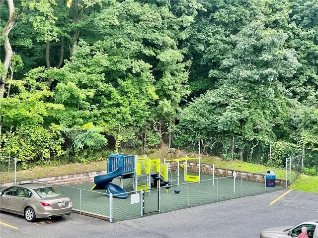 $3,700 | 372 Central Park Avenue, Unit 2E, Scarsdale, NY 10583