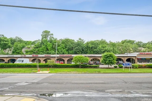 $3,700 | 372 Central Park Avenue, Unit 2E, Scarsdale, NY 10583