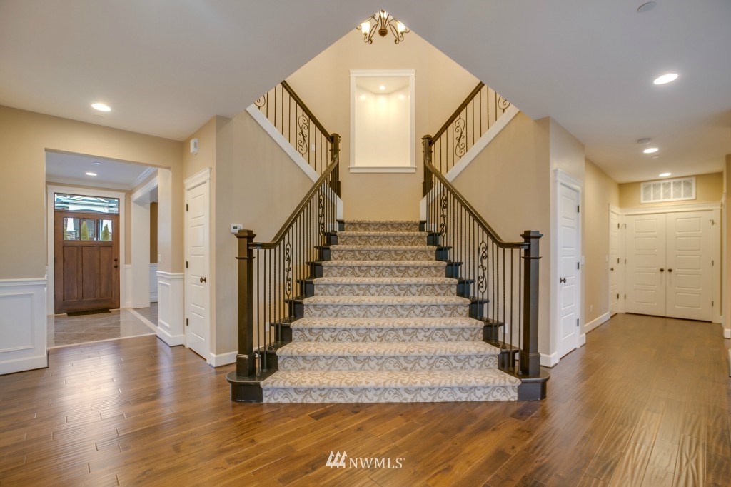 5516 Northeast 23rd Street Renton, WA 98059 - Photo 5 of 25