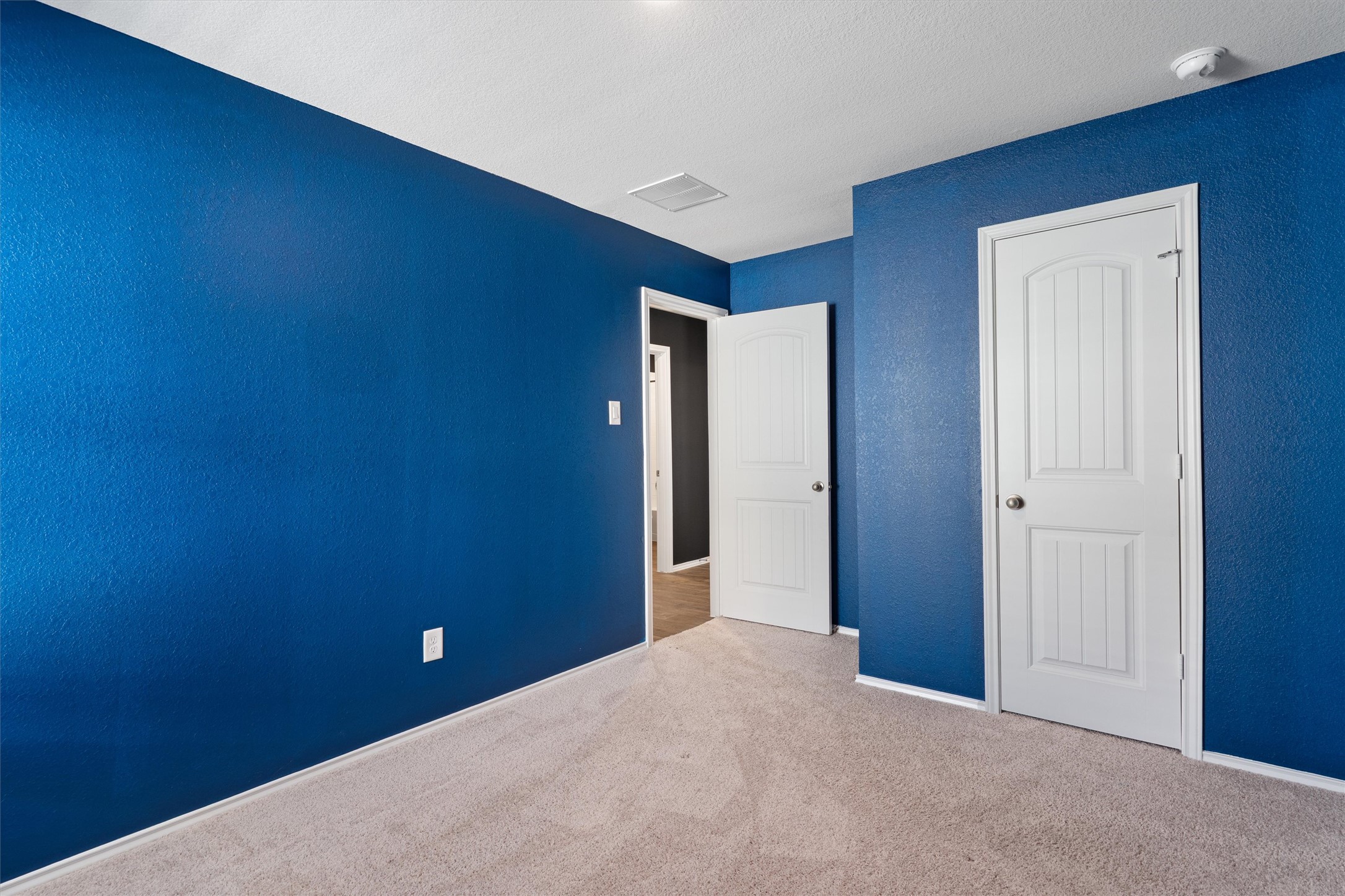 352 Sickle Loop Uhland, TX 78640 - Photo 26 of 36 Secondary bedroom with window and closet.