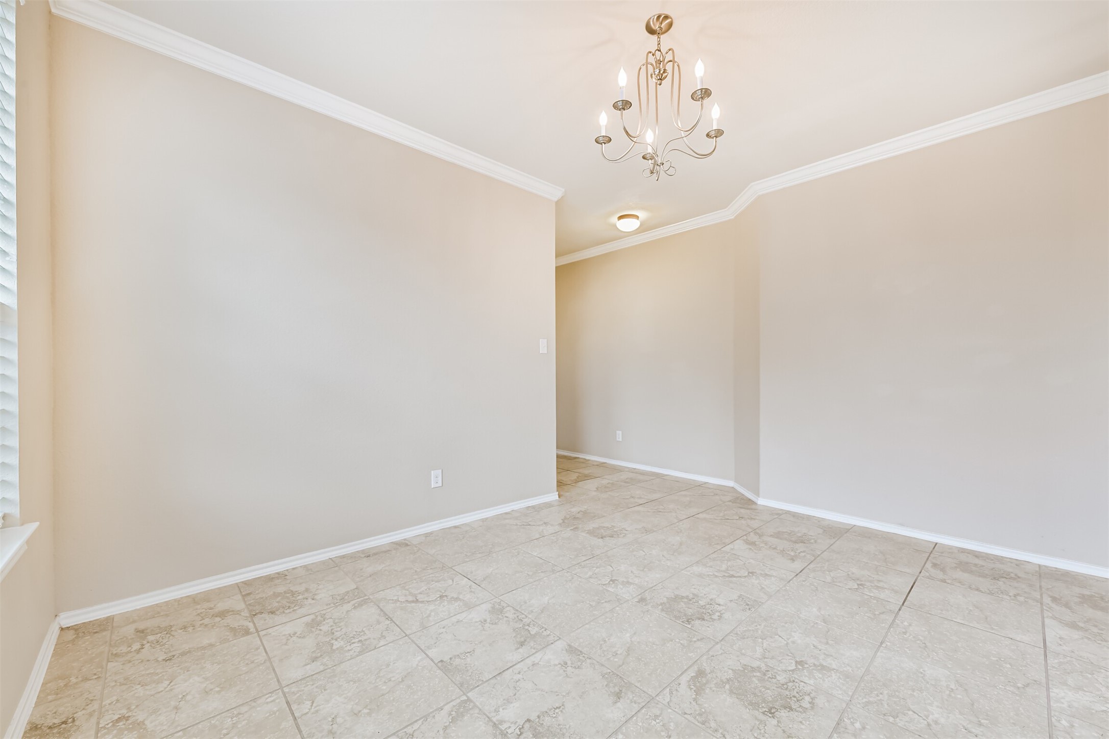 3041 Heather Grove Lane Dickinson, TX 77539 - Photo 14 of 37 a view of a chandelier in big room