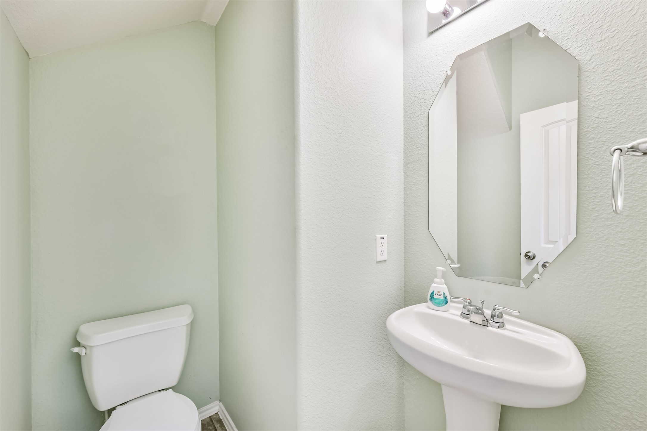 3041 Heather Grove Lane Dickinson, TX 77539 - Photo 16 of 37 a bathroom with a toilet sink and mirror