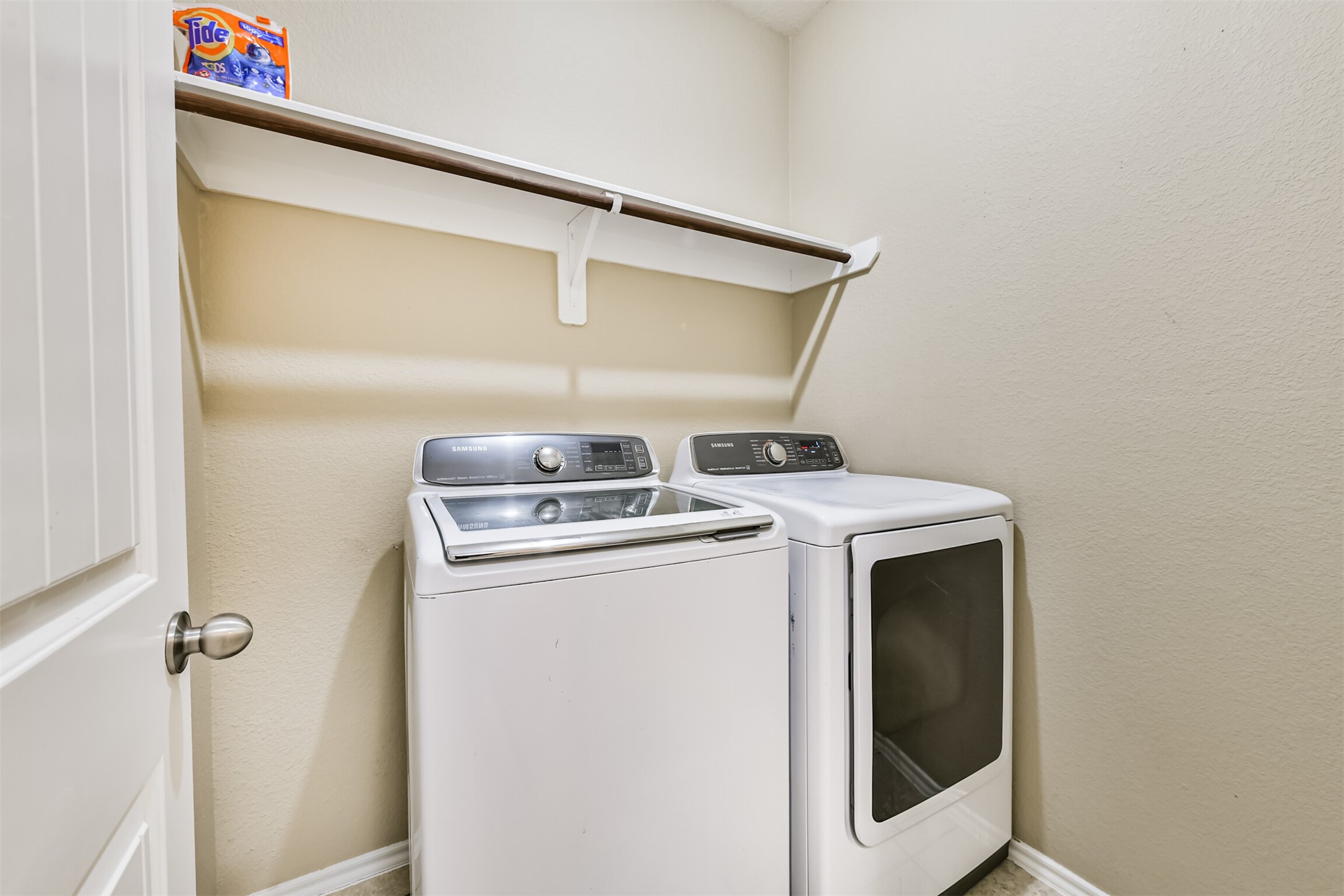 3041 Heather Grove Lane Dickinson, TX 77539 - Photo 17 of 37 a utility room with dryer and washer