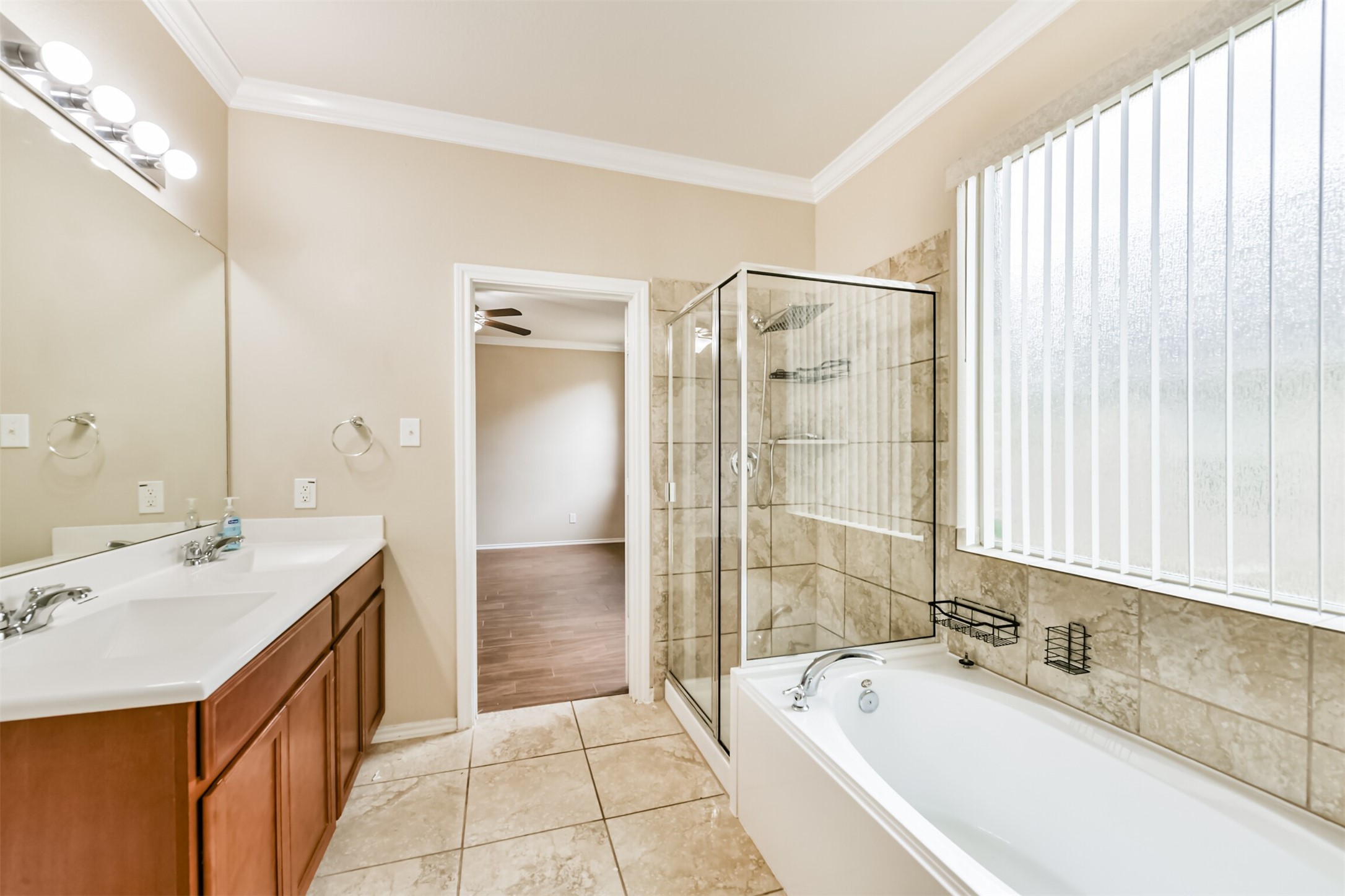 3041 Heather Grove Lane Dickinson, TX 77539 - Photo 23 of 37 a bathroom with a tub sink and mirror