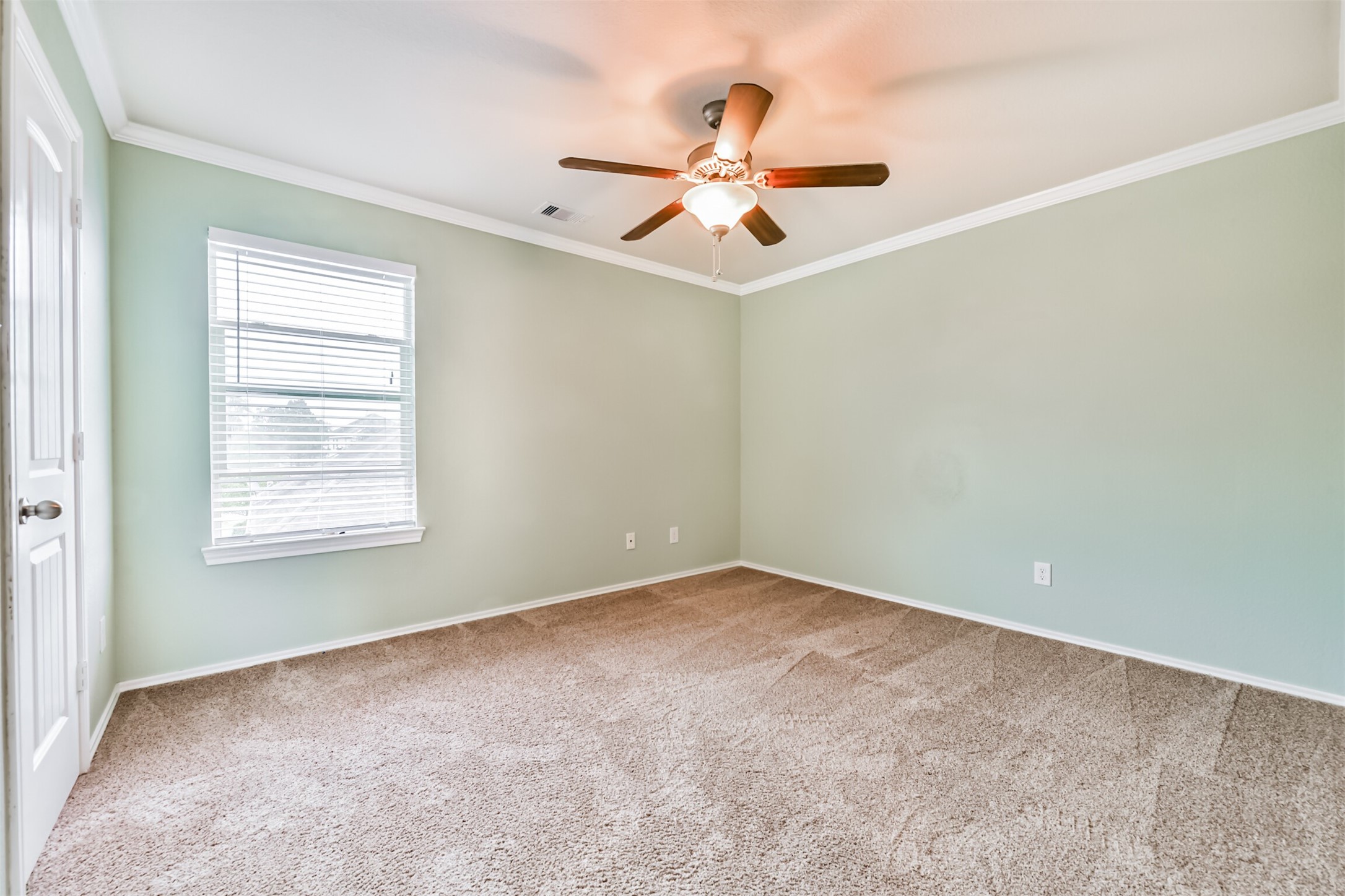 3041 Heather Grove Lane Dickinson, TX 77539 - Photo 27 of 37 an empty room with a window and a fan