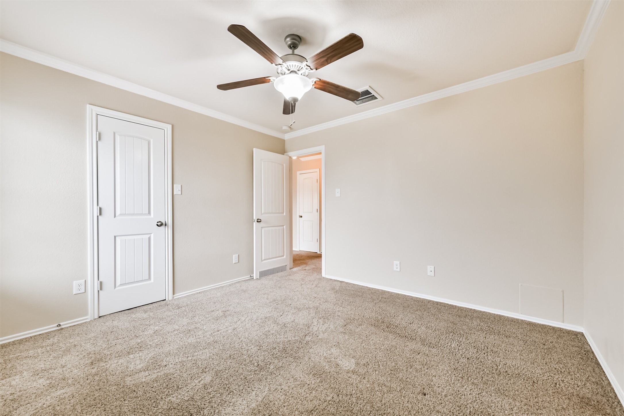 3041 Heather Grove Lane Dickinson, TX 77539 - Photo 30 of 37 an empty room with closet and ceiling fan