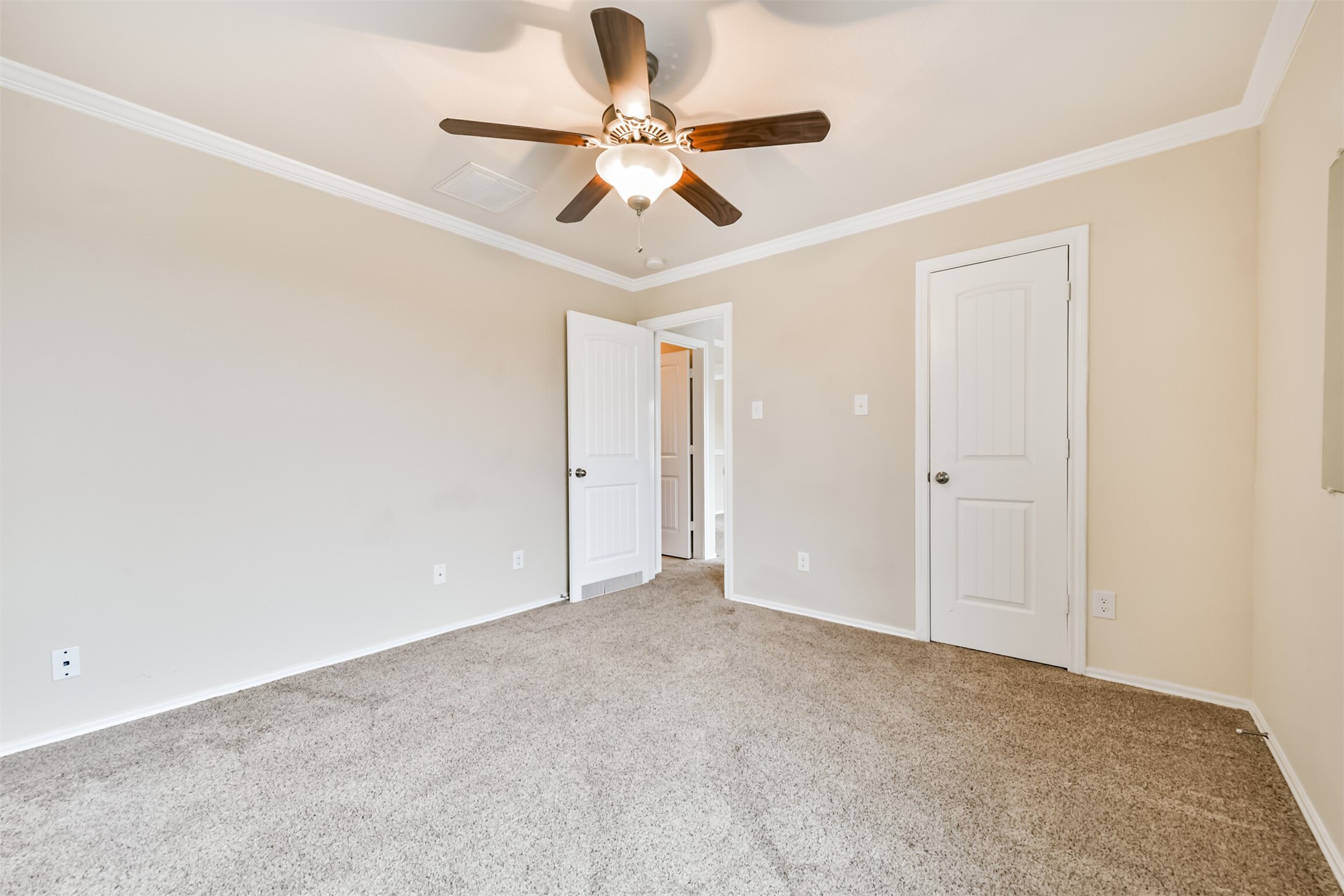 3041 Heather Grove Lane Dickinson, TX 77539 - Photo 33 of 37 an empty room with a ceiling fan and a ceiling fan
