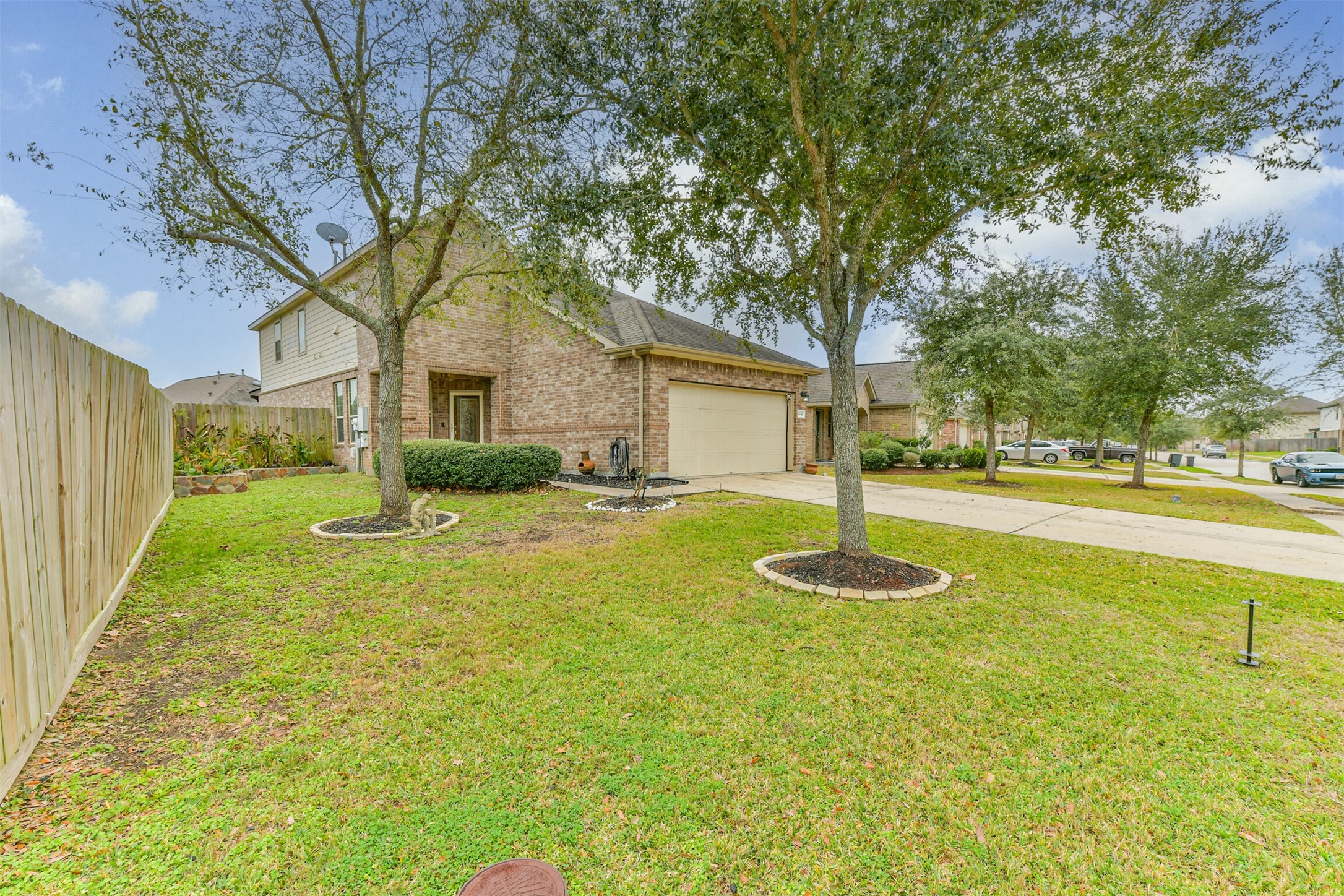 3041 Heather Grove Lane Dickinson, TX 77539 - Photo 4 of 37 a backyard of a house with table and chairs