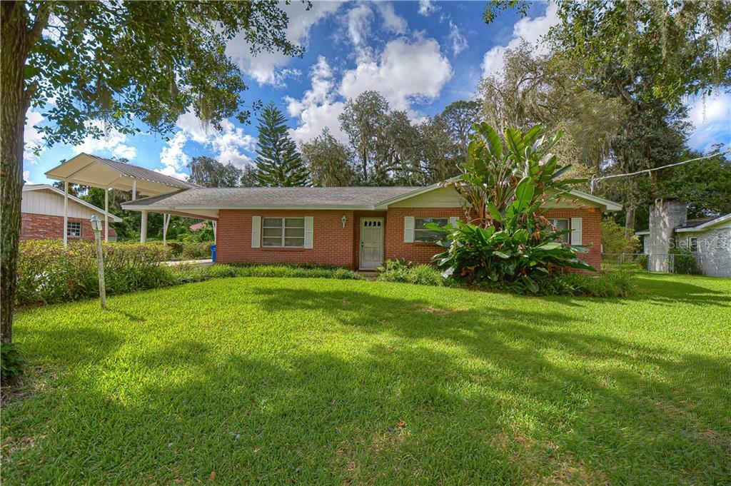 Now THIS is a once in a lifetime opportunity! Lots like this one are far and few between in the Valrico area!