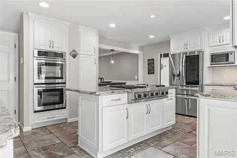 $999,900 | 1609 Featherstone Drive, Town and Country, MO 63131
