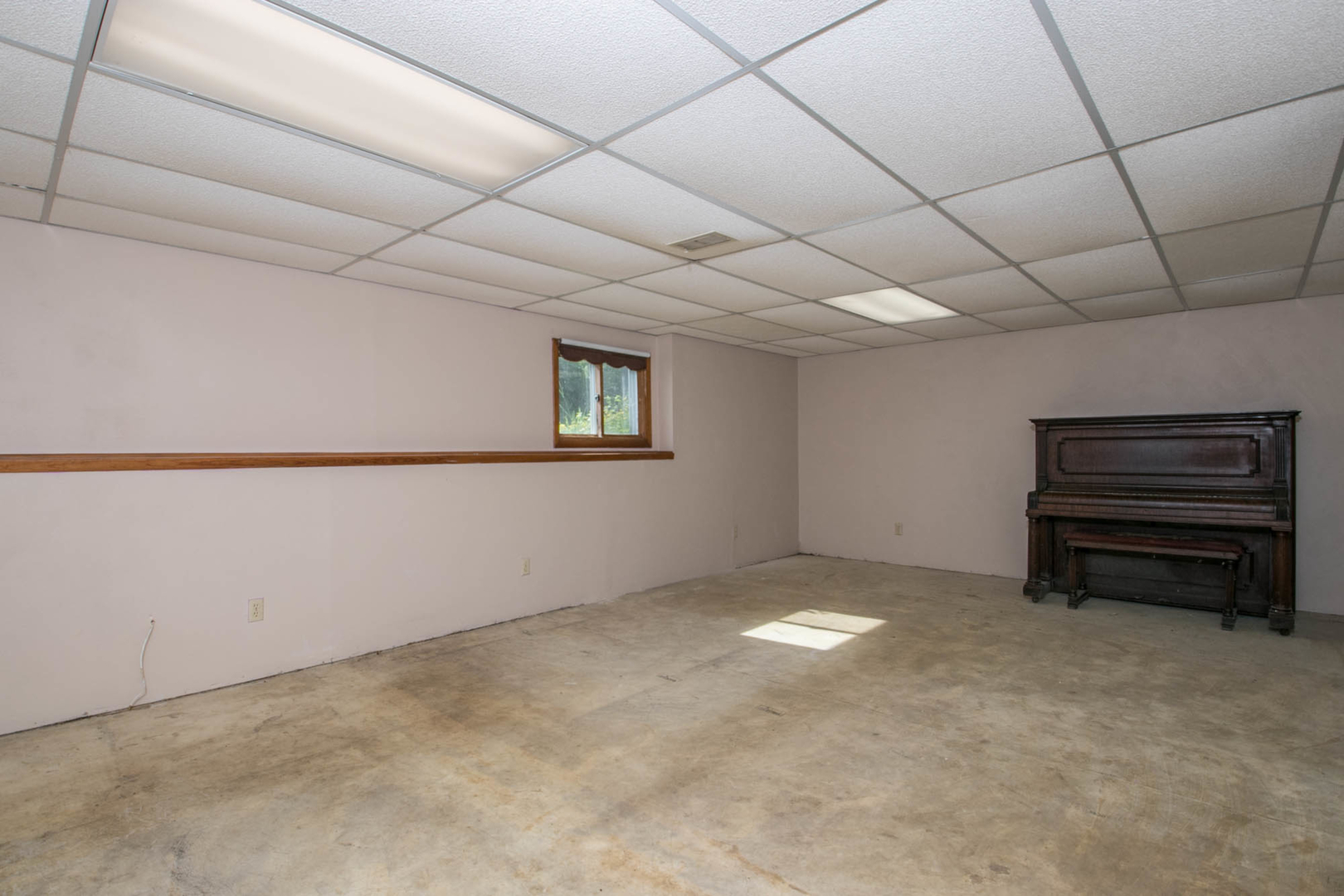 118 Newport Road Lake Summerset, IL 61019 - Photo 22 of 34 a view of an empty room with a projector