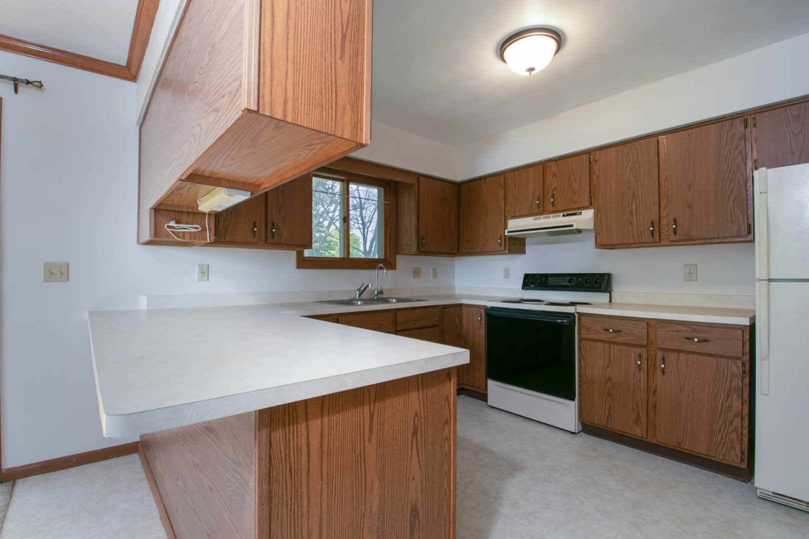 118 Newport Road Lake Summerset, IL 61019 - Photo 10 of 34 a kitchen with stainless steel appliances a sink stove and cabinets