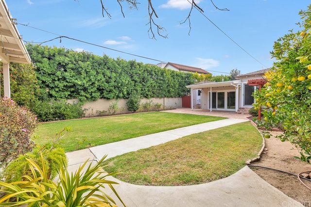 a view of a house with a backyard