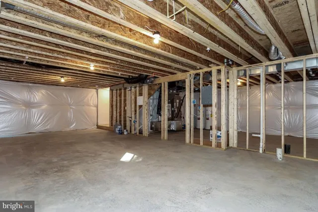 a view of room with an entryway