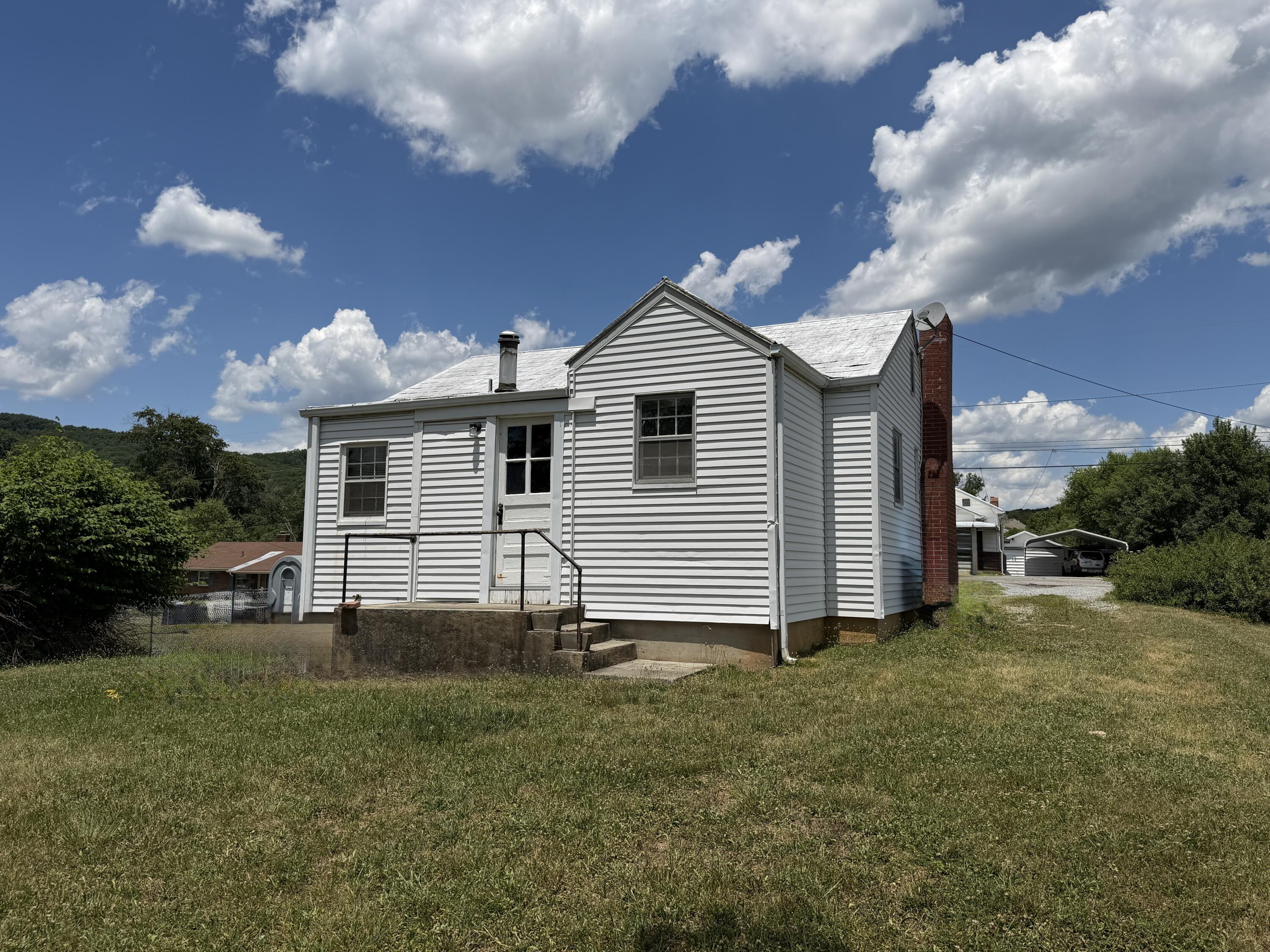 1213 Victory Road Southeast Roanoke, VA 24014 - Photo 2 of 4 IMG_6329