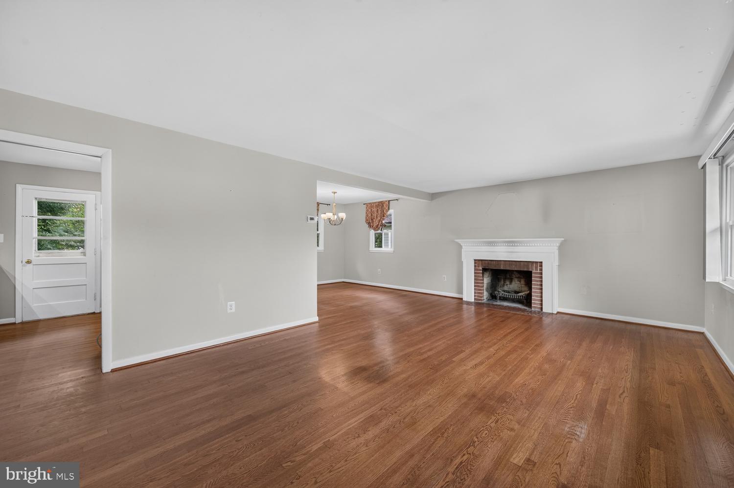 7011 Sea Cliff Road McLean, VA 22101 - Photo 5 of 37 Living Room