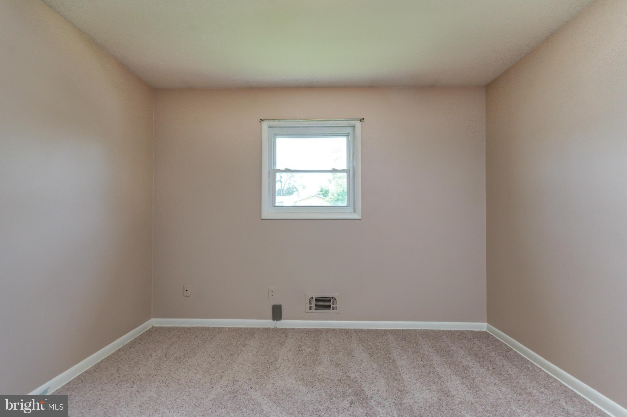 3710 Parkfield Road Baltimore, MD 21244 - Photo 14 of 28 an empty room with a window