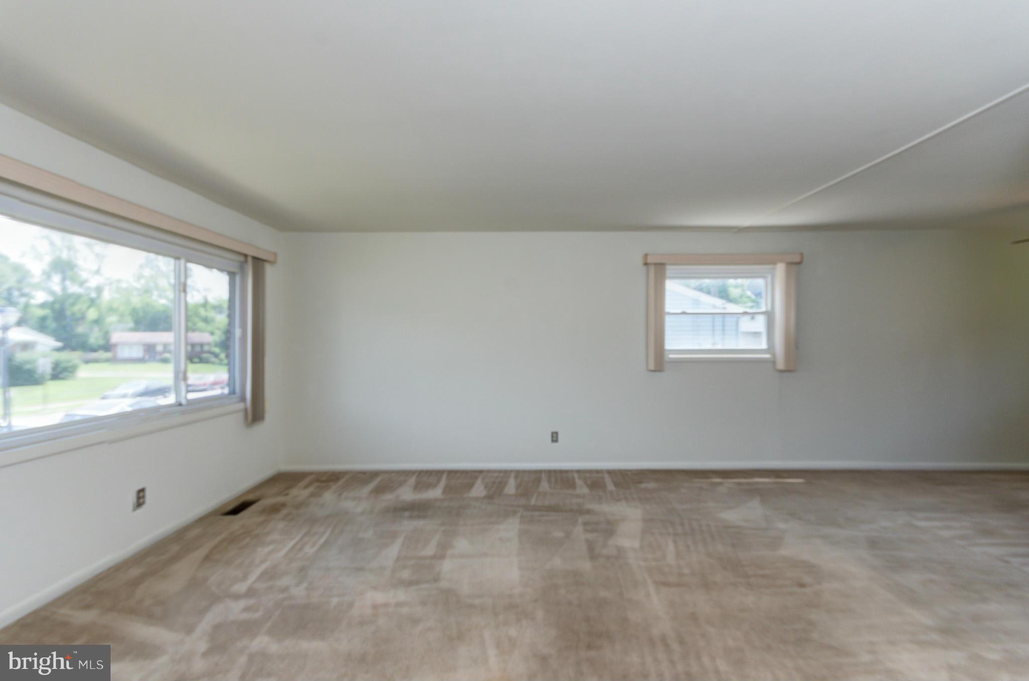3710 Parkfield Road Baltimore, MD 21244 - Photo 5 of 28 an empty room with a window
