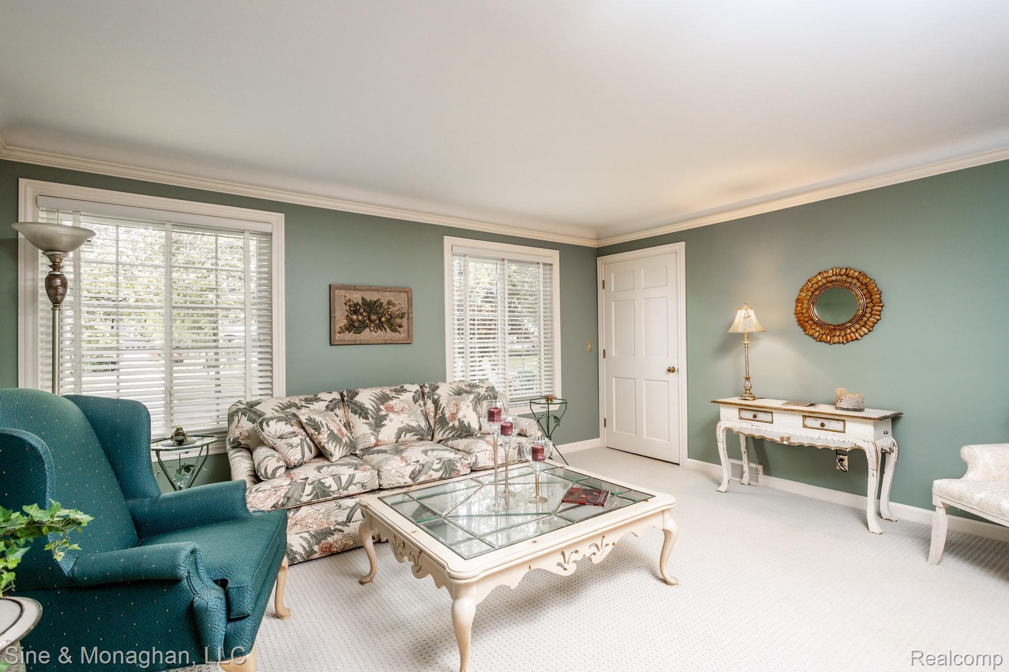 696 Trombley Road Grosse Pointe, MI 48230 - Photo 3 of 47 696 Trombley S013.jpg