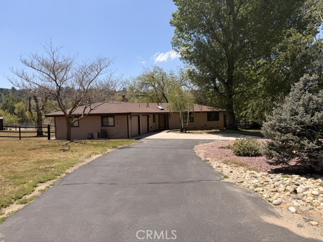 26931 Columbia Way Tehachapi, CA 93561 - Photo 9 of 49 Nice U-shaped paved driveway